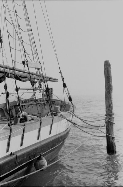 帆船的灰度摄影